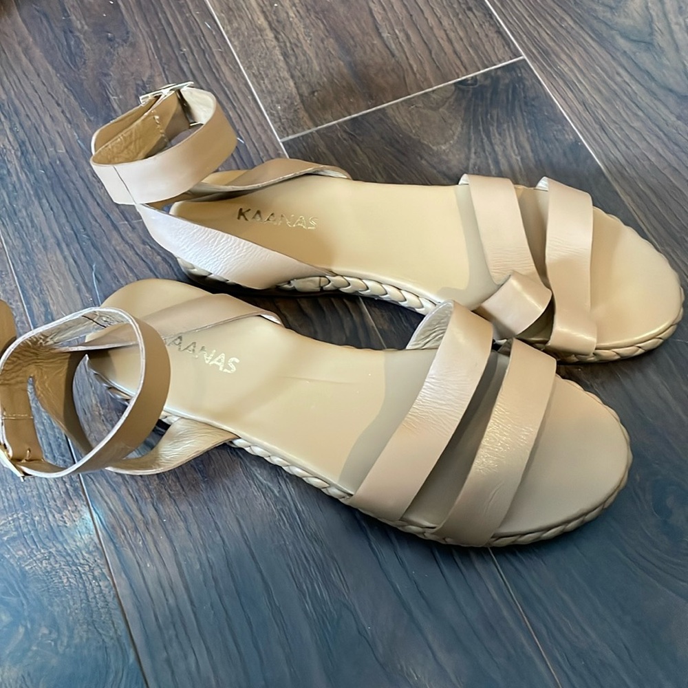 New! Kaanas sandals